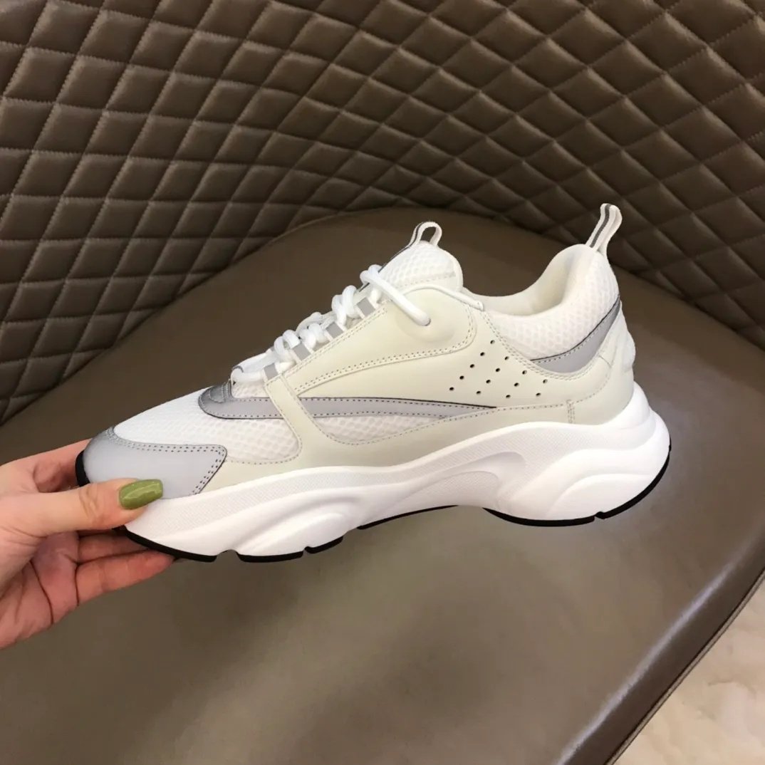 Factory price: 480💰 ◾️▫️Dior D®️ x 🆕 (high version) B22 men's jogging fashion sneakers, this single product draws inspiration from retro jogging shoes. It adopts a thick low-top design, with an upper made of black cow leather and mesh fabric, and a black and white engraved rubber sole. Black mesh fabric tongue and heel counters complement black laces, with an embossed "Di~r" logo embellishment on the side. These sneakers can be mixed and matched with a classic suit for a sporty chic look! Size: 39-45 (38, 46 can be customized)
